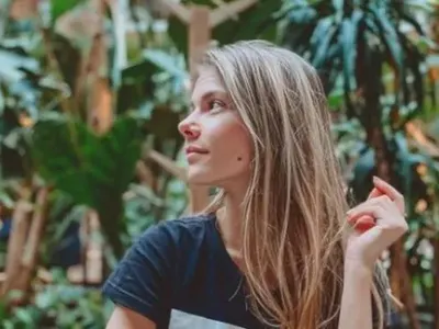 Ето я истинската  жена до „ергенът”  Виктор (Много снимки и подробности)