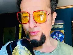 Евгени Минчев изригна срещу фризьорите, вече сам боядисва косата си