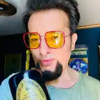 Евгени Минчев изригна срещу фризьорите, вече сам боядисва косата си