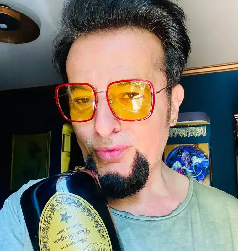 Евгени Минчев изригна срещу фризьорите, вече сам боядисва косата си