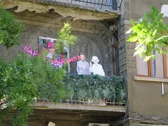 Евгени Минчев се забавлява: Лордът  „награби“ кралицата на терасата си, кръсти пчела на майка си Лула