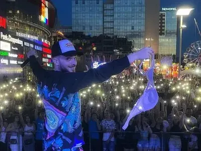 Фенка метна сутиена си по Криско, той пък се помисли за Енрикие Иглесиас