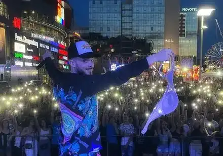 Фенка метна сутиена си по Криско, той пък се помисли за Енрикие Иглесиас