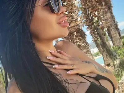 Гаджето на Теофиков си татуира „Kiss This” на барабанчето (Снимка)