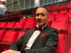 Гримиран! Дарин Ангелов с червило