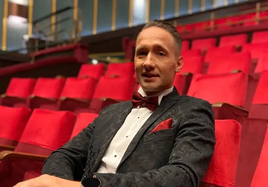 Гримиран! Дарин Ангелов с червило