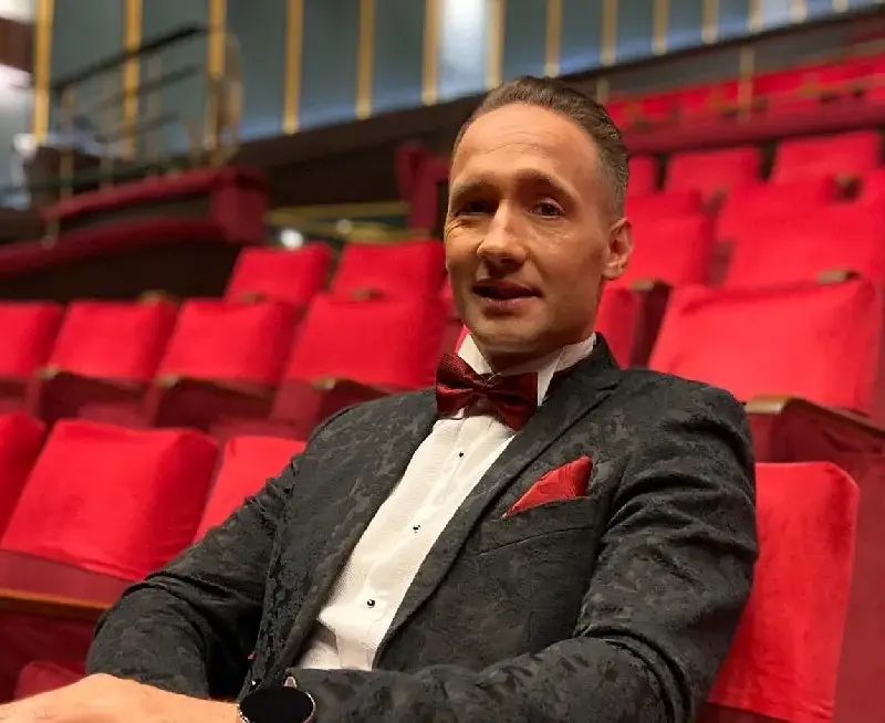 Гримиран! Дарин Ангелов с червило