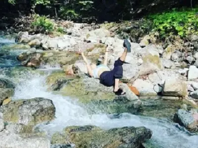 Хвана гората! Теди Александрова се кефи върху камъни