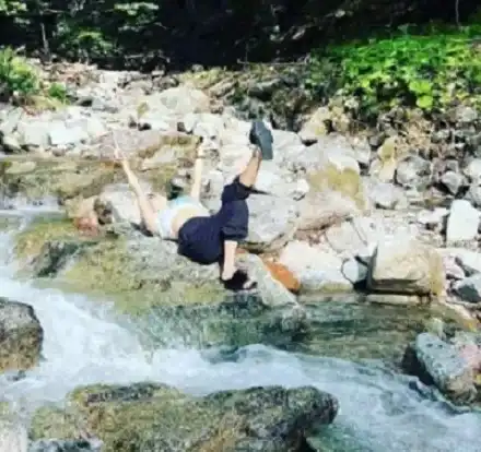 Хвана гората! Теди Александрова се кефи върху камъни