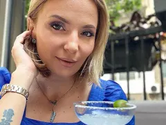 Ирина Тенчева се гласи да е цяло лято в Гърция