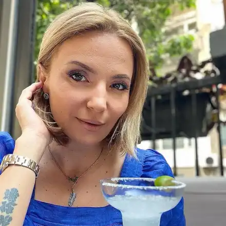 Ирина Тенчева се гласи да е цяло лято в Гърция