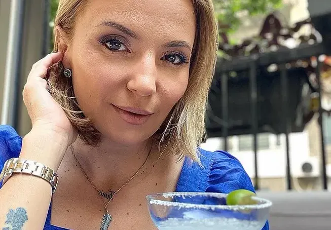 Ирина Тенчева се гласи да е цяло лято в Гърция