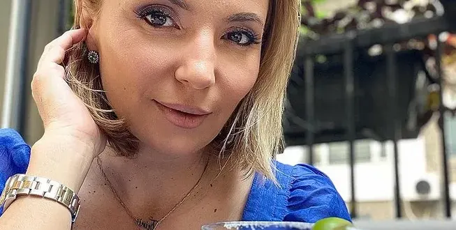 Ирина Тенчева се гласи да е цяло лято в Гърция