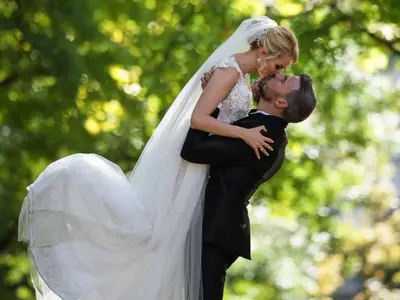 Жената на Ивайло Захариев продава булчинската си рокля