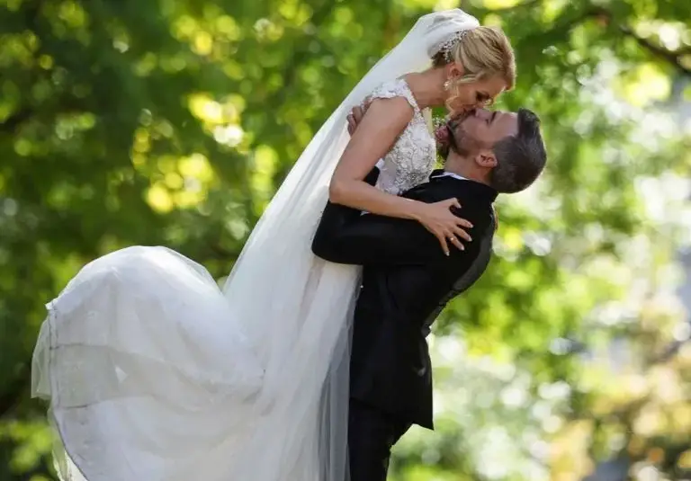 Жената на Ивайло Захариев продава булчинската си рокля