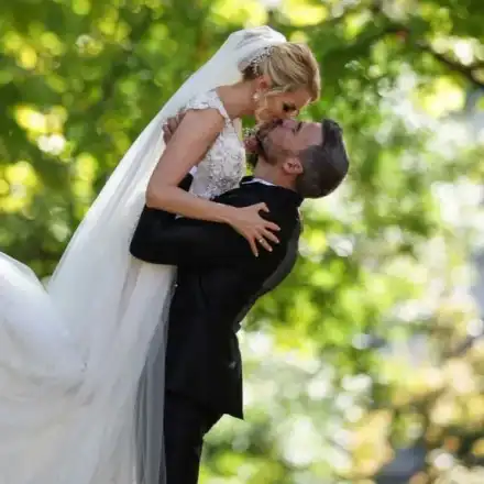 Жената на Ивайло Захариев продава булчинската си рокля