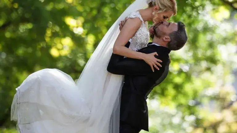 Жената на Ивайло Захариев продава булчинската си рокля