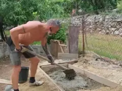 Калин Вельов бърка бетон на село