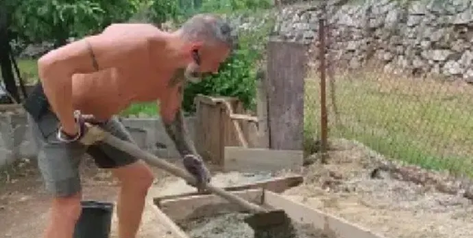 Калин Вельов бърка бетон на село