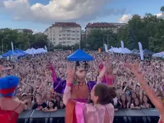 Камелия пя без  пари пред над 10 000 души на София Прайд