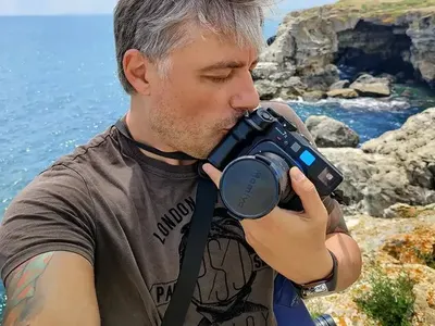 Карамазов иска да го погребат с фотоапарата