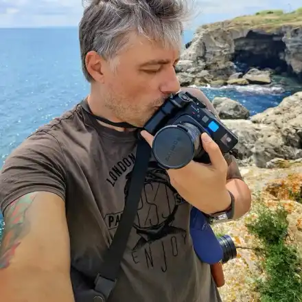 Карамазов иска да го погребат с фотоапарата