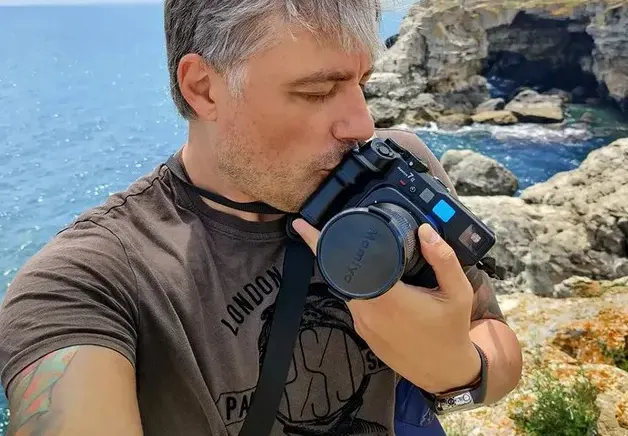Карамазов иска да го погребат с фотоапарата