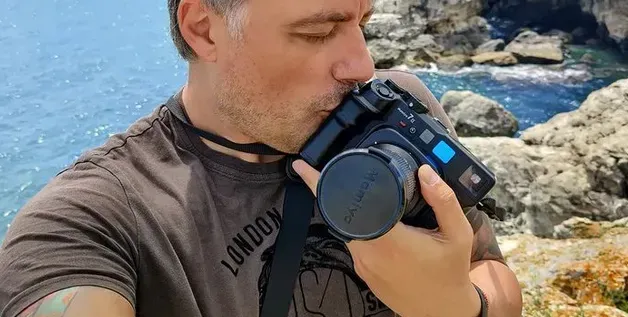 Карамазов иска да го погребат с фотоапарата