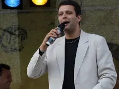 Късметлия! Синът на Ваня Костова заби блондинка