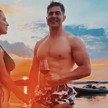 Ларж! Аръков глези гаджето в Гърция