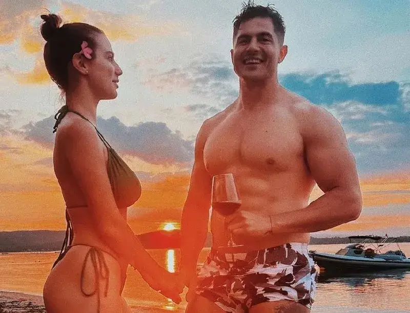 Ларж! Аръков глези гаджето в Гърция