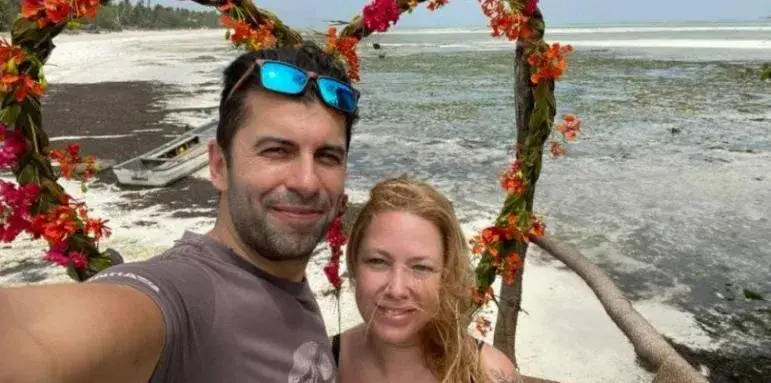 Линда вярва на мъжа си! Премиершата се среща с мистериозен мъж (Папарашка снимка)