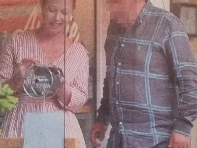 Линда вярва на мъжа си! Премиершата се среща с мистериозен мъж (Папарашка снимка)