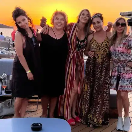 Мадам Мулти на почивка с Марта Вачкова  (Подслаждат дните си с шампанско за 250 евро)