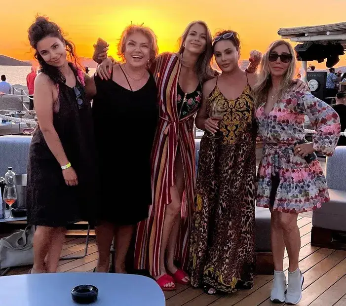 Мадам Мулти на почивка с Марта Вачкова  (Подслаждат дните си с шампанско за 250 евро)