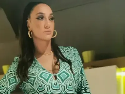 Мария Илиева изхвърля дрехите си разделно