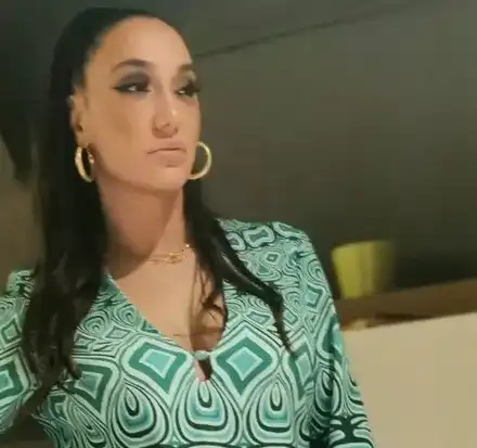 Мария Илиева изхвърля дрехите си разделно