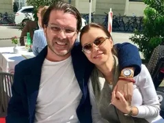 Медсестра смени Теди Велинова в леглото на д-р Енчев (Първи общи СНИМКИ)