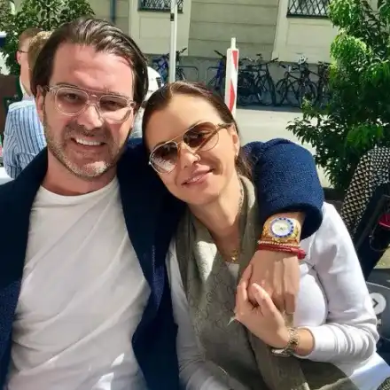 Медсестра смени Теди Велинова в леглото на д-р Енчев (Първи общи СНИМКИ)