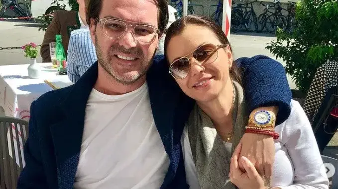 Медсестра смени Теди Велинова в леглото на д-р Енчев (Първи общи СНИМКИ)