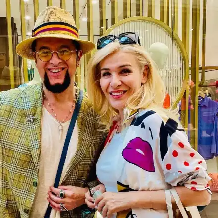 Мир! Евгени Минчев и Гала папкат заедно сладкиши