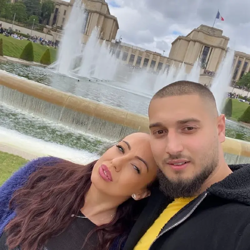 Мира ражда от 11 години по-млад мъж