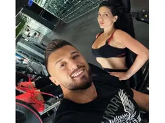 Миска вае тяло с културист