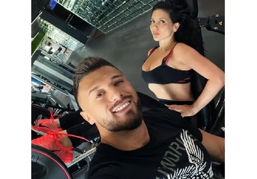 Миска вае тяло с културист