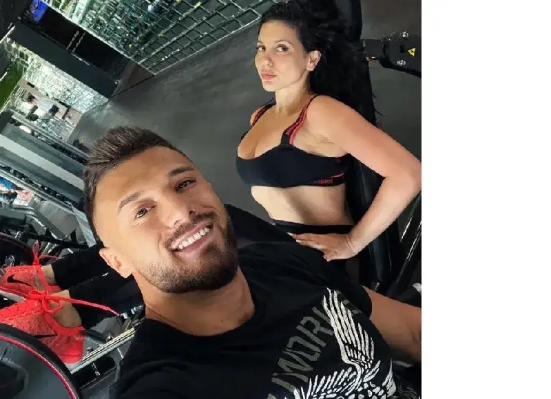 Миска вае тяло с културист