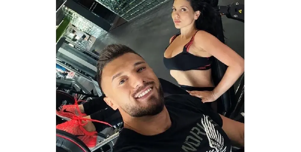 Миска вае тяло с културист