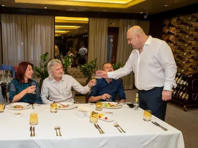 Най-острото перо на спортната и политическа журналистика чукна 50 с изискано парти