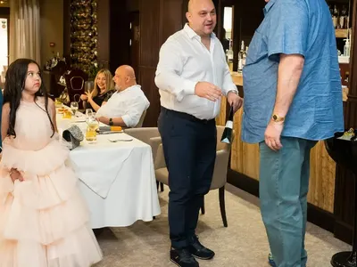 Най-острото перо на спортната и политическа журналистика чукна 50 с изискано парти