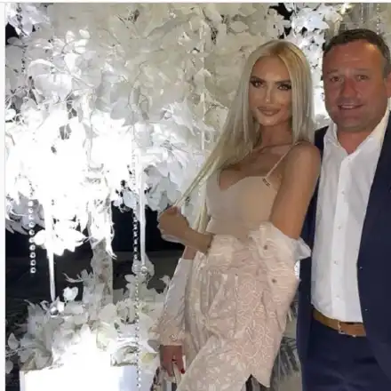 Намек към Рачков? Анита се барна в бяло за ЧРД