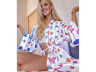 Натали Трифонова тръгна по пижама (ФОТО)